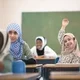 Anak perempuan muslim di kelas
