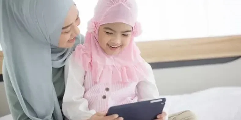 Ibu sedang membacakan cerita anak melalui tablet