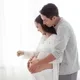 Suami memegang perut hamil istrinya