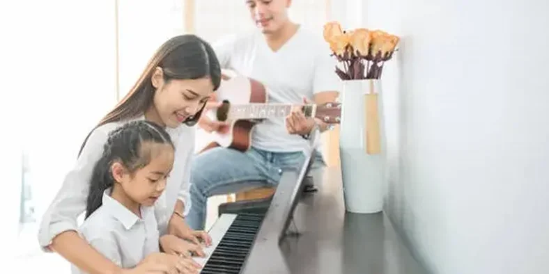Ibu dan ayah mengajari anak bermain piano dan bernyanyi