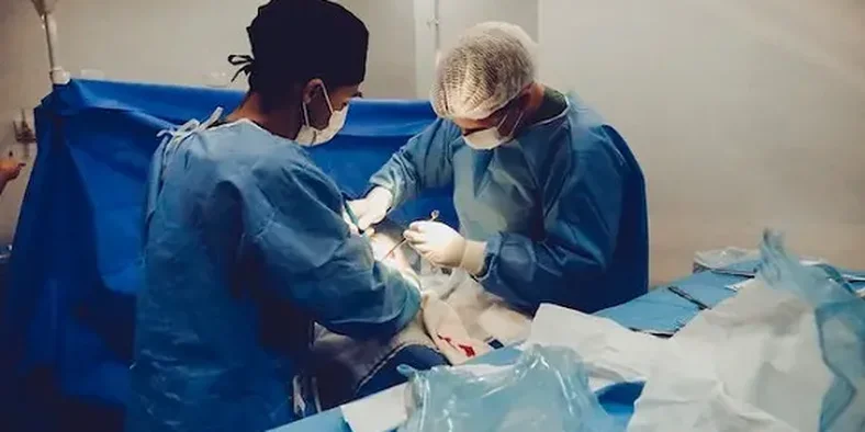 dokter melakukan bedah kepada pasien