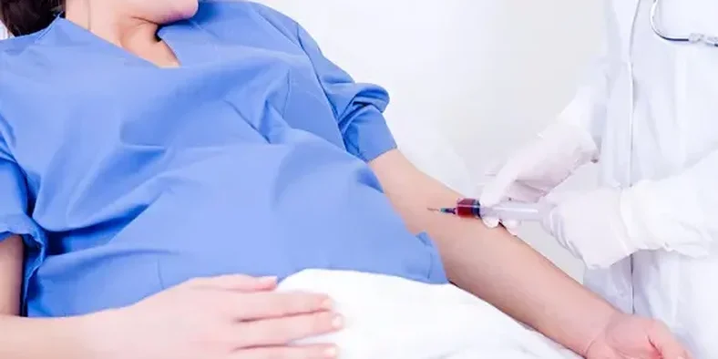 ibu hamil melakukan pemeriksaan darah