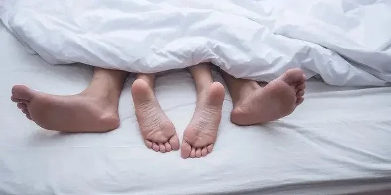 suami istri di atas kasur