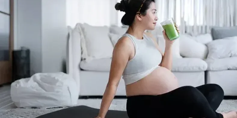 Ibu hamil mengonsumsi minuman sehat