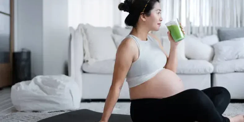 Ibu hamil minum jus sayur hijau