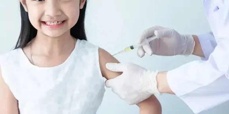 Seorang anak perempuan disuntik imunisasi