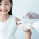 Seorang anak perempuan disuntik imunisasi