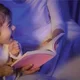 Anak membaca buku sebelum tidur