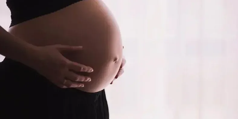 Ibu hamil memegang perut