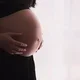 Ibu hamil memegang perut