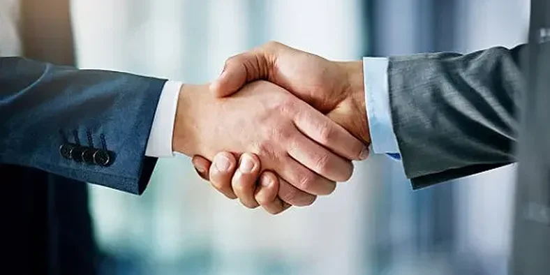 Dua orang berjabat tangan sepakat bisnis bersama