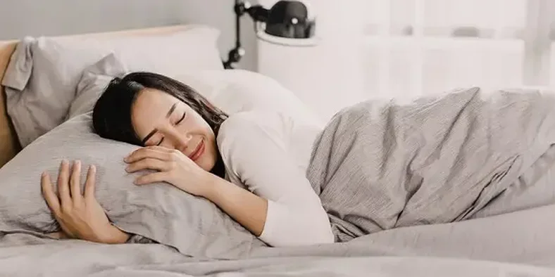ibu tidur nyenyak karena menggunakan bed cover yang nyaman