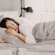 ibu tidur nyenyak karena menggunakan bed cover yang nyaman
