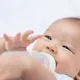 Bayi laki-laki sedang meminum susu dari dot