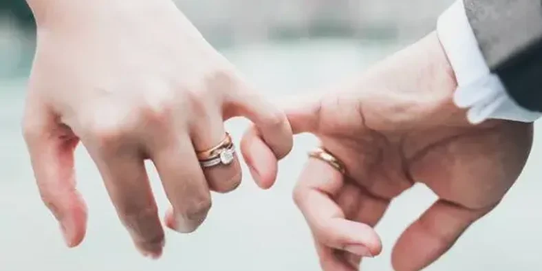 Tangan pengantin menggunakan cincin