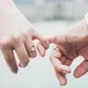 Tangan pengantin menggunakan cincin