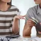 Pasangan suami istri berdiskusi masalah uang