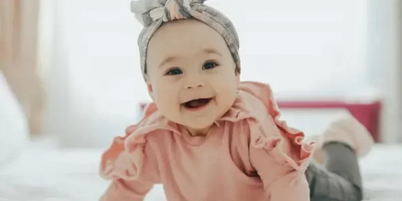 Bayi perempuan tersenyum