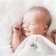 Bayi perempuan baru lahir tidur