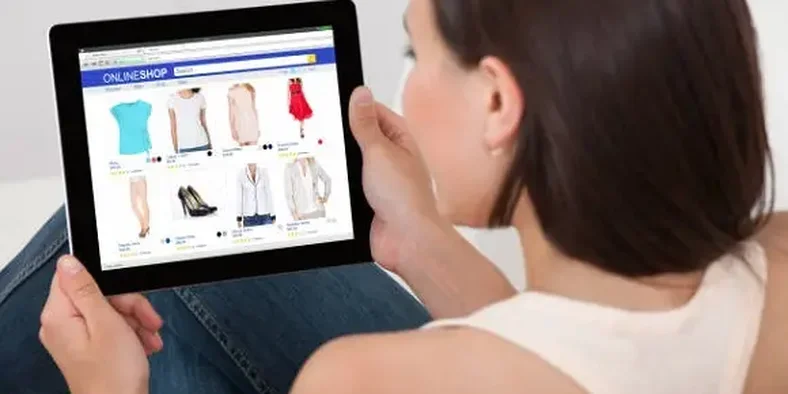 Perempuan sedang membuka online shop