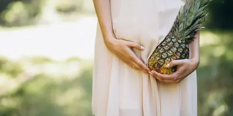 ibu hamil membawa nanas