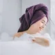 seorang wanita mandi dengan handuk di kepala