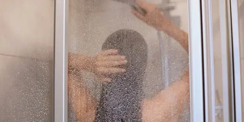 perempuan mandi di bawah shower