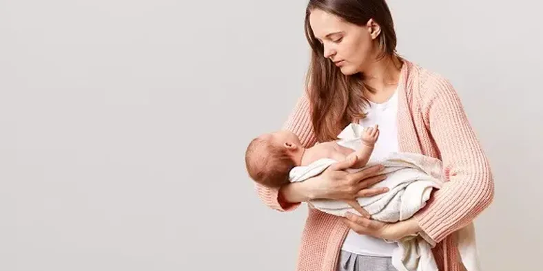 wanita menggendong bayi