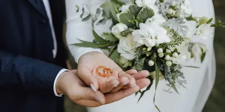 pengantin membawa cincin di tangannya