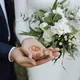 pengantin membawa cincin di tangannya