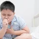 Anak laki-laki batuk