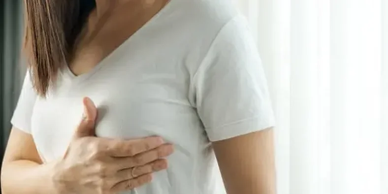 Wanita menyentuh payudara