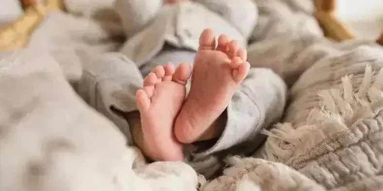 Kaki bayi baru lahir