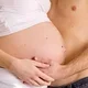 Suami memegang perut istri hamil