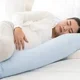 Ibu hamil tidur dengan posisi miring menggunakan bantal penopang
