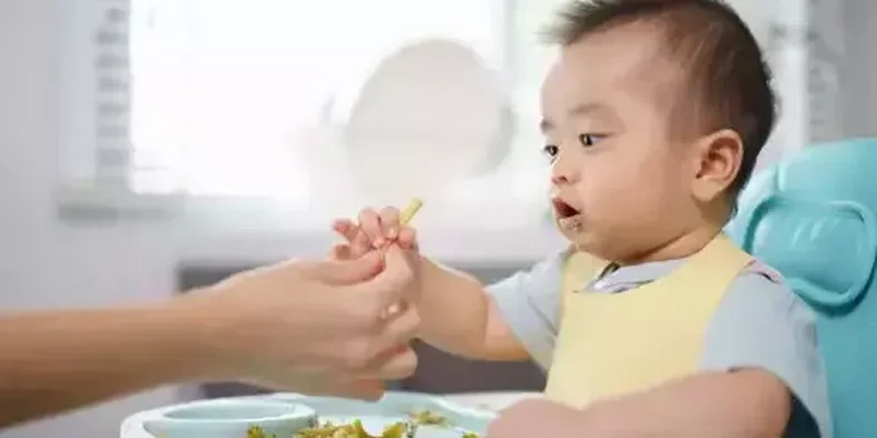 Bayi 6 bulan makan menu MPASI sehat