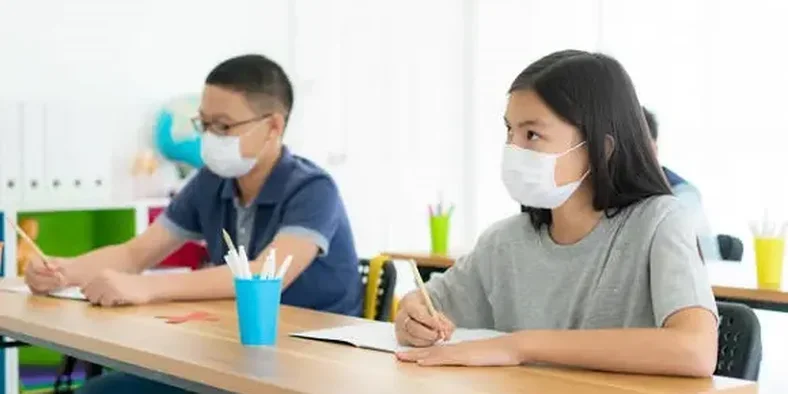Anak belajar di sekolah menggunakan masker dan menerapkan protokol kesehatan 5M