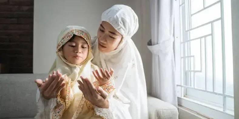 Ibu mengajarkan anak untuk berdoa