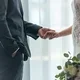 pasangan yang baru saja menikah sedang berpengan tangan