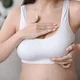 seorang wanita menyentuh payudaranya