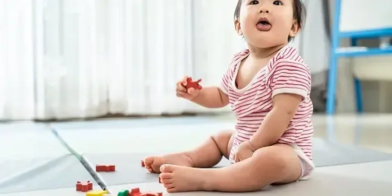 bayi 7 bulan bermain puzzle di playmat