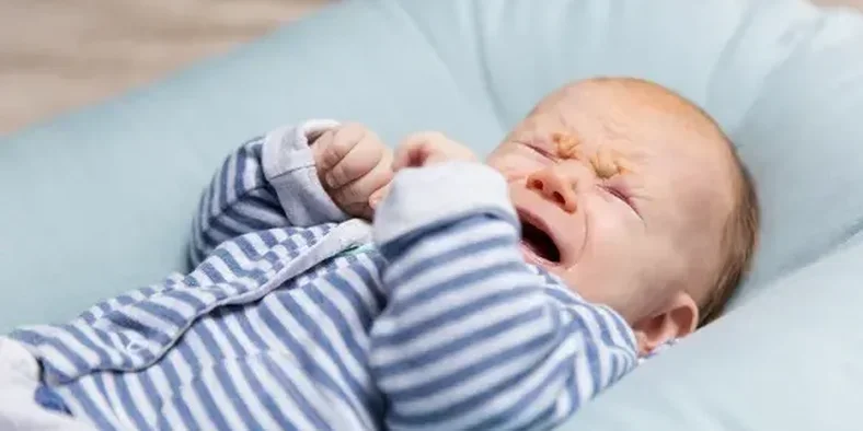 bayi menangis di atas kasur