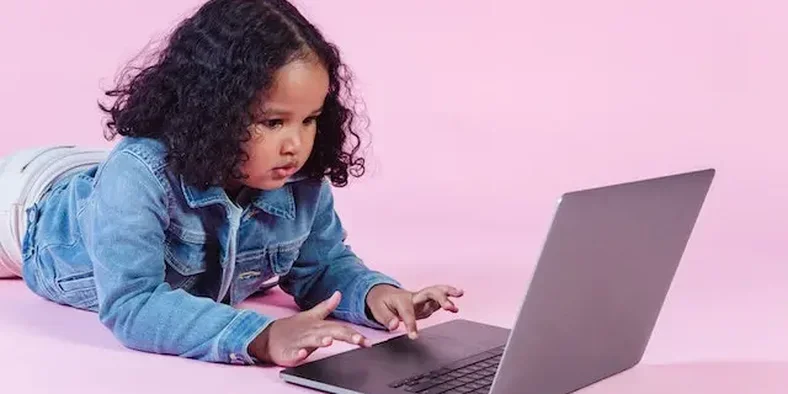 Anak dengan laptop (pexels.com)
