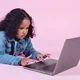 Anak dengan laptop (pexels.com)