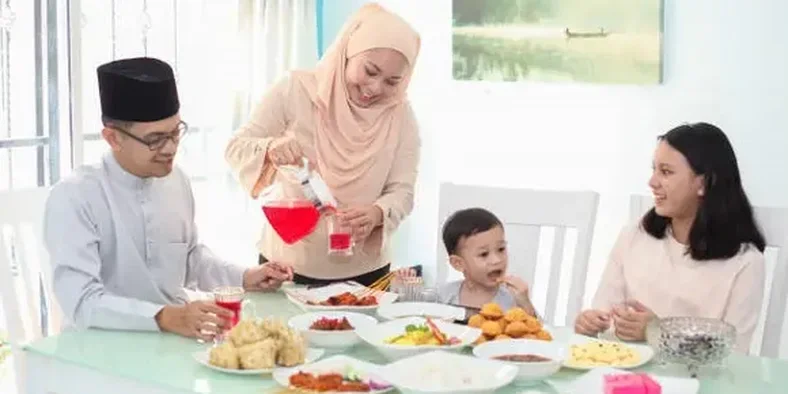 Sebuah keluarga sedang menikmati hidangan di hari raya Idul Adha