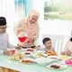 Sebuah keluarga sedang menikmati hidangan di hari raya Idul Adha