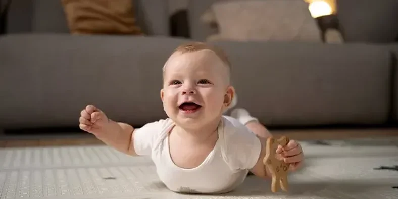 bayi laki-laki sedang tertawa