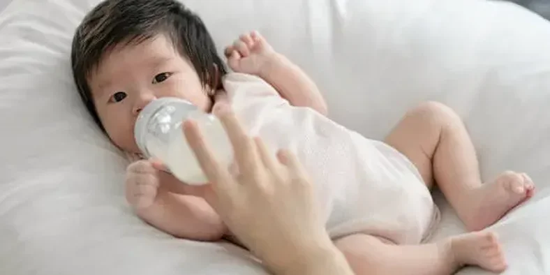 Anak bayi meminum susu formula