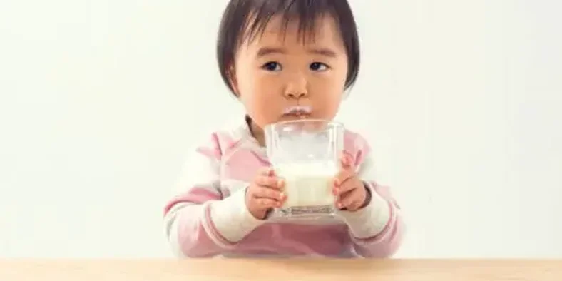 anak minum susu UHT