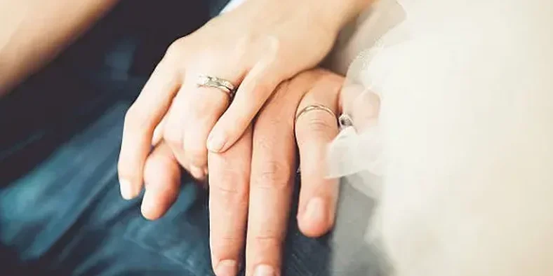 Laki-laki dan perempuan menggunakan cincin
